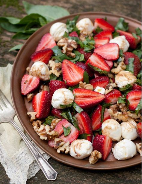 Strawberry Caprese, Easter Brunch Buffet, Brunch Buffet, Spring Salad, Healthy Salads, Summer Salads, Delicious Salads, Caprese Salad, Soup And Salad