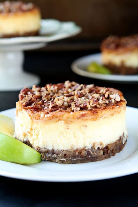 Apple Pecan Cheesecake, Pecan Cheesecake Recipes, Cheesecake Apple, Small Cheesecakes, Individual Cheesecakes, Pecan Cheesecake, Healthy Cheesecake, Fall Desserts Easy, Apple Dessert Recipes