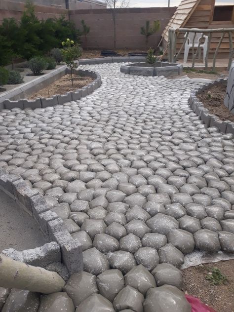 Yard Gravel Landscaping, Diy Stepping Stones, Diy Backyard Patio, Deck Designs Backyard, Diy Outdoor Decor, Diy Backyard Landscaping, Concrete Garden, Outdoor Decor Backyard, Garden Pathway