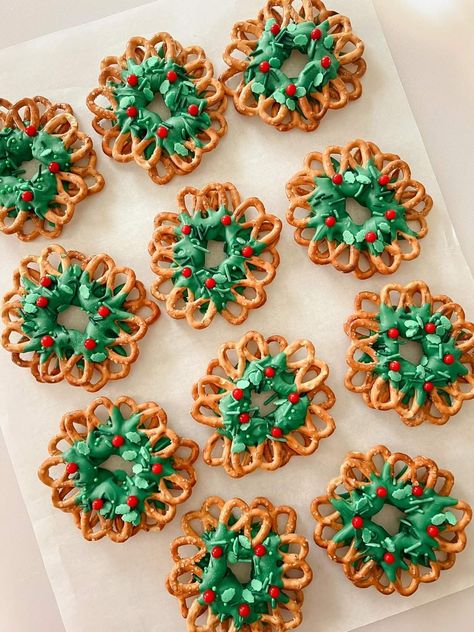 Pretzel Wreath, Pretzel Wreaths, Best Holiday Cookies, Wreath Cookies, Christmas Baking Recipes, Christmas Food Gifts, Chocolate Pretzels, Vanilla Wafers, Christmas Baskets