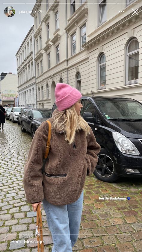 Light Pink Hat Outfit, Wooly Hat Outfit Winter, Bennie Outfits Winter, Outfit With Beanie Aesthetic, Beanie Outfit Short Hair, Ganni Hat Outfit, Binie Hat Style, Bennies Hats Outfits, Fall Beanie Outfit