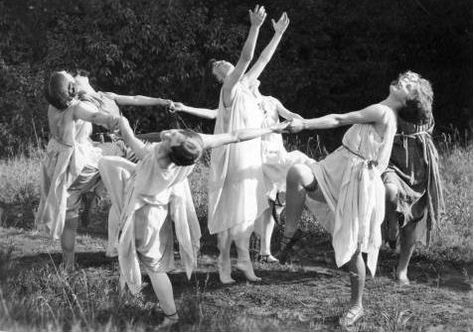 Ancient Greek Theatre, Witches Dance, Interpretive Dance, Everybody Dance Now, Moon Dance, Body Movement, Vintage Witch, People Of Interest, Yoga Dance