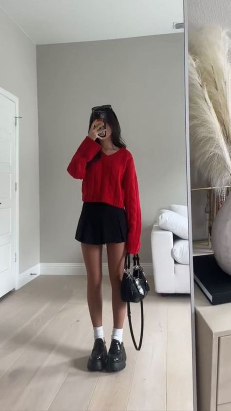 Christmas Party Outfits Edgy, Cute Outfits Preppy School, Fall Outfit With Loafers, Nice Sweater Outfits, Fall Outfit Loafers, Loafers School Outfit, Preppy 2023 Outfits, Fall Work Event Outfit, Cute Cinema Outfit