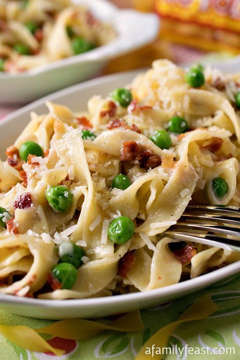 Straw and Hay (Paglia e Fieno) - A simple, classic Italian dish of pasta, peas and prosciutto in a light Parmesan cream sauce. Peas And Prosciutto, Straw And Hay, Pasta Peas, Pasta Italiana, Parmesan Cream Sauce, Classic Italian Dishes, Family Feast, Perfect Pasta, Italian Pasta