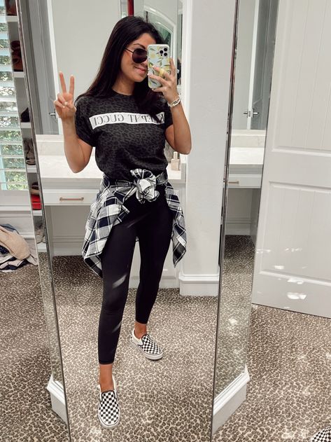 Asher Vans Outfit, Vans Shoe Outfits, Vans Women Style, Vans Airport Outfit, Checkered Vans Outfit Women Summer, Edgy Vans Outfits, Outfit Ideas With Checkered Vans, Checkered Vans Summer Outfit, Checkard Vans Outfit