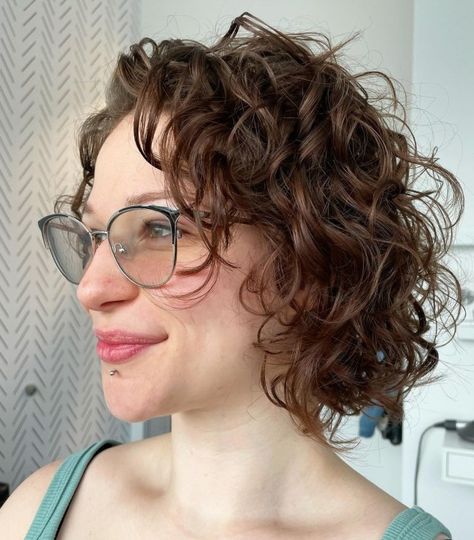 Pretty Short Curly Hairstyle Medium Length Curls, Curly Lob, Fine Curly Hair, Hairstyles With Glasses, Curly Bangs, Brown Balayage, Curly Bob, Short Bob Haircuts, Types Of Curls