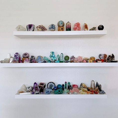 Crystal Collection Display, Crystal Room Decor, Room Decor Inspiration, Magia Das Ervas, Crystal Room, Crystal Vibes, Zen Room, Displaying Crystals, Crystal Shelves