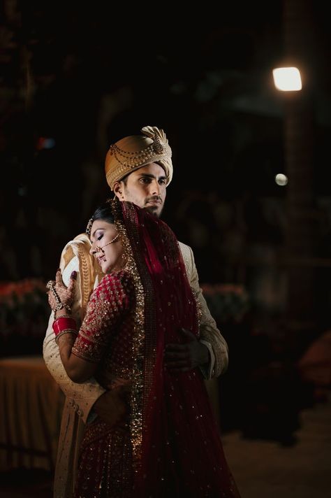 Love Marriage Couple Pic, Indian Wedding Portrait, Couple Poses For Wedding Bride Groom, Couple Poses Bride Groom, Bridal And Groom Poses, Wedding Groom Pictures, Groom Wedding Shoot, Wedding Couple Poses Traditional, Indian Wedding Portrait Photography