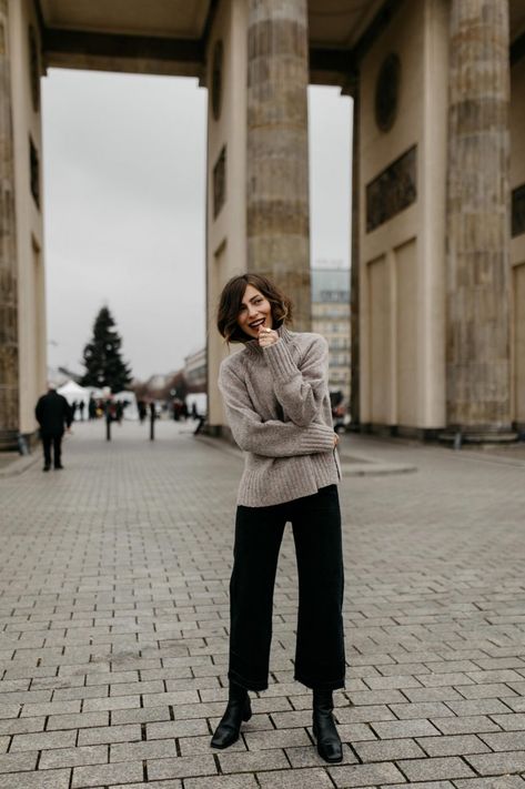 Cute Comfy Clothes, Berlin Street Style, Minimalist Winter Outfit, Germany Outfits, Cozy Dress Outfit, Berlin Fashion Street, Minimalist Street Style, Minimalist Winter, Winter Travel Outfit