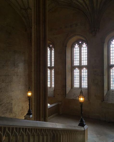 Hogwarts Architecture, Hogwarts Staircase, Harry Potter Dr, Hogwarts Visuals, Hogwarts Interior, Things To Do In Oxford, Imprimibles Harry Potter, Hogwarts Dr, Welcome To Hogwarts