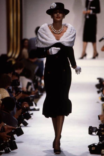 Runway Fashion Chanel, Vintage Runway Fashion, Small Waist Workout, High Fashion Runway, Turtle Neck Long Sleeve, Long Sleeve Sweaters, 90s Runway Fashion, Runway Fashion Couture, Runway Outfits