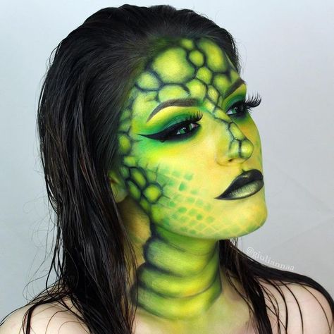 Serpent. Makeup Tutorial to Transform your Face, see the video on our site. By Giulianna Maria. Snake Makeup, Haunt Makeup, Dragon Woman, Animal Adaptation, Monster Faces, Makeup Monday, Holloween Makeup, Animal Makeup, Face Paints