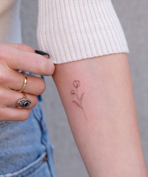 30 Meaningful and Beautiful Tattoo Ideas For Women - Flymeso Blog Tiny Tattoo Flower, Single Flower Tattoo Designs, Fineline Tulip Tattoo, Tattoo Ideas Tulip, Tulip Fine Line Tattoo, Tiny Tulip Tattoo, Small Birth Flower Tattoos, Minimalist Tattoo Flower, Small Tulip Tattoo