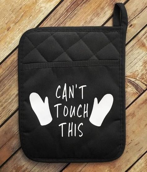 A hilarious idea for a pot holder! Pot Holders Diy, Pot Holder Crafts, Chalk Stencils, Funny Pun, Crafts For Seniors, Cricut Projects Beginner, Cricut Craft Room, Diy Cricut, Cricut Tutorials