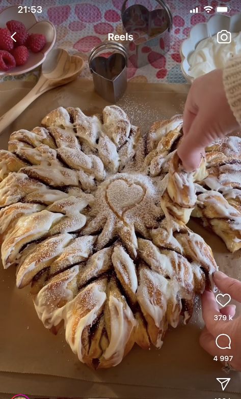 Cinnamon Roll Heart, Heart Cinnamon Rolls, Using Puff Pastry, Festive Bread, Valentines Breakfast, Keto Cinnamon Rolls, Cinnamon Roll Dough, Cinnamon Rolls Homemade, Flaky Pastry