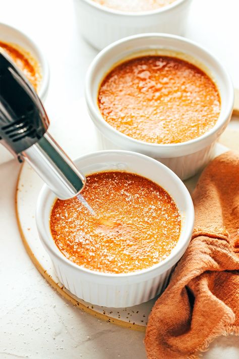 Fall Creme Brulee, Caramel Brulee Sauce, Salted Caramel Tiramisu, Creme Brulee Caramel, Creme Brulee Aesthetic, Caramel Creme Brulee Recipe, Salted Caramel Creme Brulee, Cream Burlee, Mini Creme Brulee