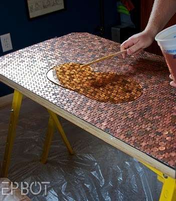 Penny Table using two-part bar top epoxy to seal.      Maybe not going to use pennies, but want to remember the process. Tile Desk, Penny Table, Penny Floor, Penny Tile, Peterborough, Crafty Craft, Diy Projects To Try, Design Interior, Shadow Box