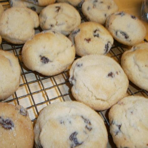 I tried these cookies at a sewing class and loved them so searched the internet until I found the recipe and added some changes . If you like raisin filled you will love these and a lot less work! Raisin Filled Cookie Recipe, Puff Cookies, Raisin Filled Cookies, Cookie Cottage, Cookies Photo, Bake Off Recipes, Semolina Cake, Grape Recipes, Cooking Cookies