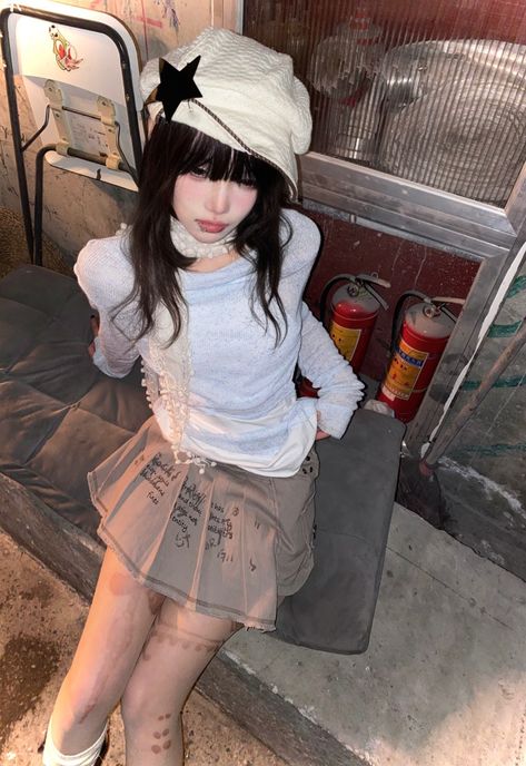 Grunge Asian, Acubi Club, Makeup Chinese, Pretty Girl Aesthetic, Acubi Style, Acubi Fashion, Chinese Social Media, 2000s Japanese Fashion, Gyaru Makeup