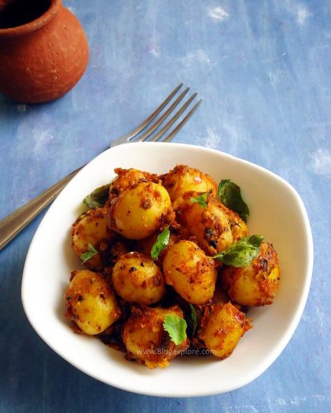 baby potato fry recipe - a South Indian style baby potato fry with aromatic spices. Good side dish for rice, rotis and poori. Baby Potato Recipes, Fried Potatoes Recipe, Baby Potato, Potato Fry, Roasted Baby Potatoes, Pani Puri, Potato Curry, Baby Potatoes, Potatoes Recipe