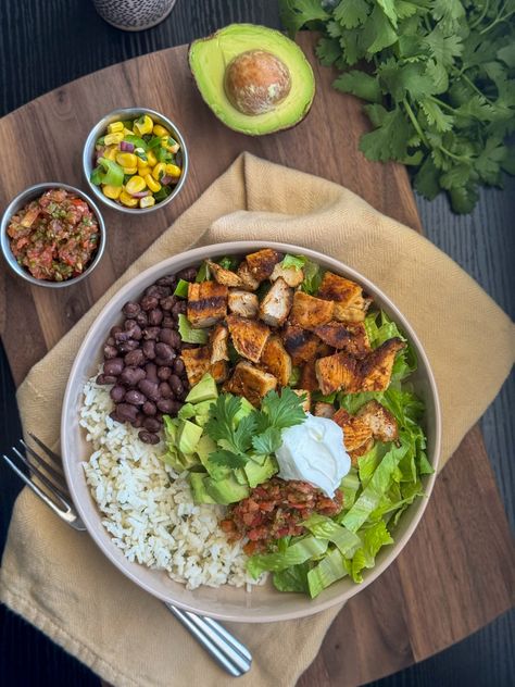 Homemade Chipotle Chicken Burrito Bowls Chipotle Chicken Burrito, Chipotle Inspired Recipes, Southwest Quinoa Salad, Cilantro Lime Rice Recipe, Chicken Burrito Bowls, Lime Rice Recipes, Homemade Chipotle, Snack Smoothie, Taco Seasoning Packet