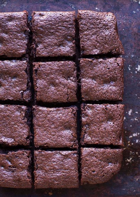 Best-Ever Quinoa Brownies- so chewy and delicious! Plus they're naturally gluten-free and made without any starches or gums! Quinoa Flour Cookies, Quinoa Dessert Recipes, Quinoa Brownies, Quinoa Desserts, Baked Bars, Jorge Cruise, Quinoa Flour, Fudgy Brownie, Gluten Free Brownies