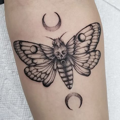 Moth Tattoo Meaning, Moth Tattoo Design, Insect Tattoo, Moth Tattoo, Knee Tattoo, Finger Tattoos, Pretty Tattoos, Tattoo Designs Men, Moon Tattoo