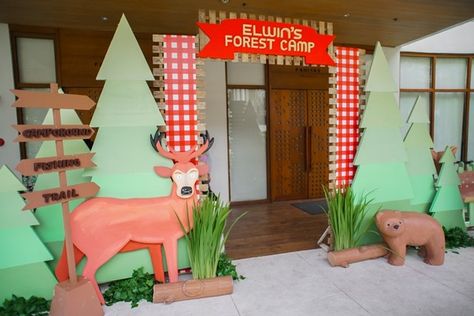 Camping Theme Christmas Party, Camp Entrance Ideas, Christmas Camping Theme, Christmas Camping Decorations, Camping Decorations Party, Camp Theme Decor, Camp Firefly Vbs, Camping Party Theme Decorations, Wilderness Decorations