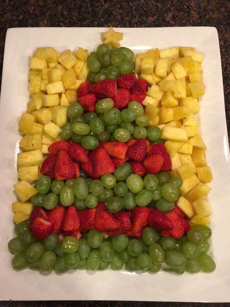 Fruit Tray Christmas, Platter Christmas, Fruit Christmas Tree, Holiday Fruit, Breakfast Fruit, Christmas Fruit, Healthy Recipes Easy Snacks, Fruit Breakfast, Veggie Tray