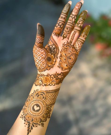 Modern Mehndi Designs Unique, Henna Design Hand, Brides Mehndi, Stylish Back Hand Mehndi, Latest Mehndi Designs Wedding, Finger Designs, Henna Flowers, Full Hand Mehndi Design, Mehendi Bridal