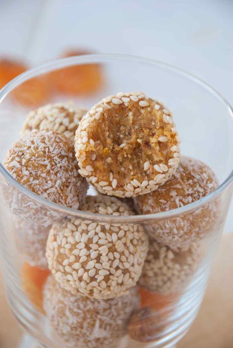 Quck and Easy Sesame Seed Apricot Energy Bites - Paleo Grubs Paleo Balls, Sesame Snacks, Protein Energy Bites, Sesame Seeds Recipes, Vegan Truffles, Snack Balls, Energy Ball Recipe, Healthy Bars, Protein Bar Recipes