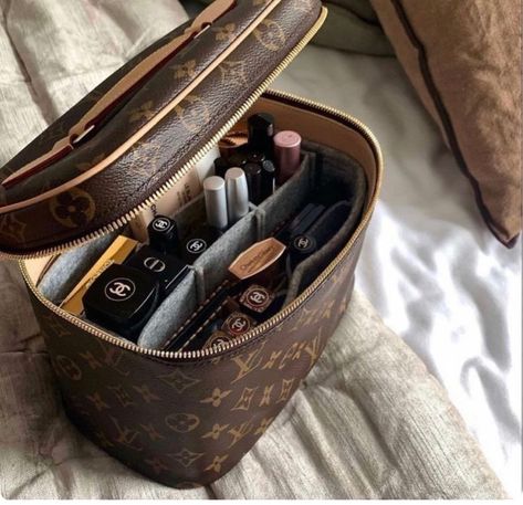 Louis Vuitton Makeup Bag, Louis Vuitton Makeup, Louis Vuitton Taschen, Elsa Hosk, Luxury Makeup, Essential Bag, Makeup Case, Aesthetic Makeup, Vuitton Bag