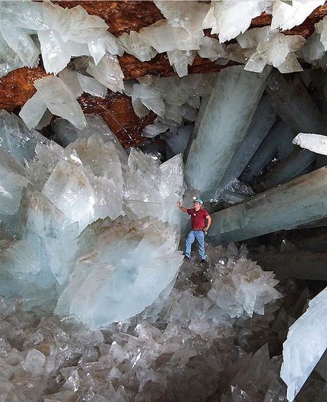 Giant Crystal, Geology Rocks, Crystal Cave, Ice Crystals, Pretty Rocks, Cool Rocks, Beautiful Rocks, Minerals And Gemstones, Rocks And Gems