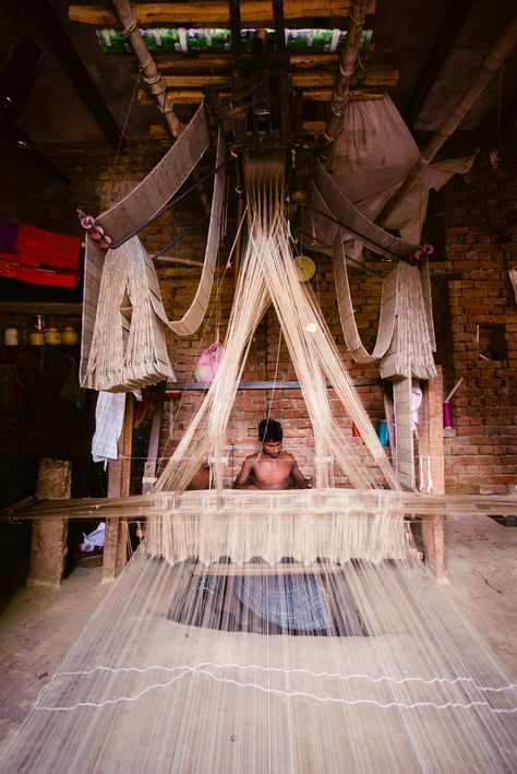 Handloom Weaver, Rigid Heddle Weaving, Handloom Weaving, Textile Museum, Indian Crafts, Garment Industry, Textile Crafts, Indian Textiles, Indian Fabric