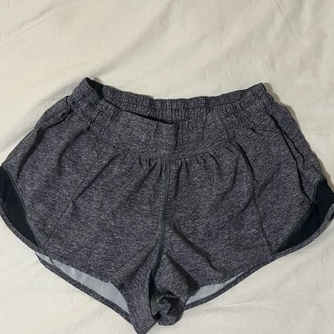 Grey Lululemon Low Rise Hotty Hot Shorts In 2.5 Inch - Size 10. These Are Basically Brand New. No Pilling Or Stains Anywhere. Cute Outfits With Leggings, Lulu Shorts, Cute Clothing Stores, Lululemon Hotty Hot Shorts, Hotty Hot Shorts, Hot Shorts, Lululemon Shorts, Lululemon Women, Grey Shorts