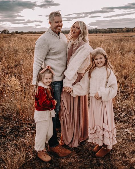 Winter Photoshoot Outfits Family, Winter Pictures Family, Winter Family Outfits, Family Winter Photoshoot Outfits, Boho 2024, Winter Family Photoshoot, Winter Family Pictures, Family Photo Outfit Ideas, Family Photo Outfit