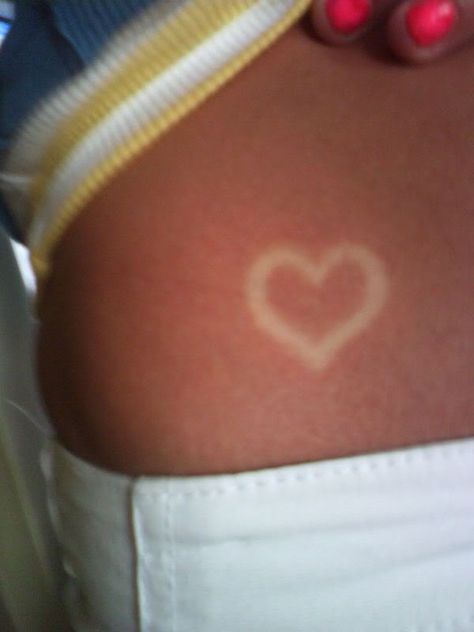 Tattoo from a tan... this is actually kinda cool! Tan Stickers, Suntan Tattoo, Sunscreen Tattoo, Small Beach Tattoos, Tanning Stickers, 16 Aesthetic, Tanning Tattoos, Beach Sunscreen, Stickers High Quality