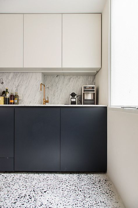 Fitted kitchen with a marble backsplash and a terrazzo floor Terrazzo Tile Kitchen Floor, Terrazzo Floor Kitchen, Terrazzo Tile Kitchen, Terrazzo Flooring Kitchen, Terrazzo Kitchen Floor, Terrazzo Interior Design, Kitchen Terrazzo, Terrazzo Interior, Terazzo Floor