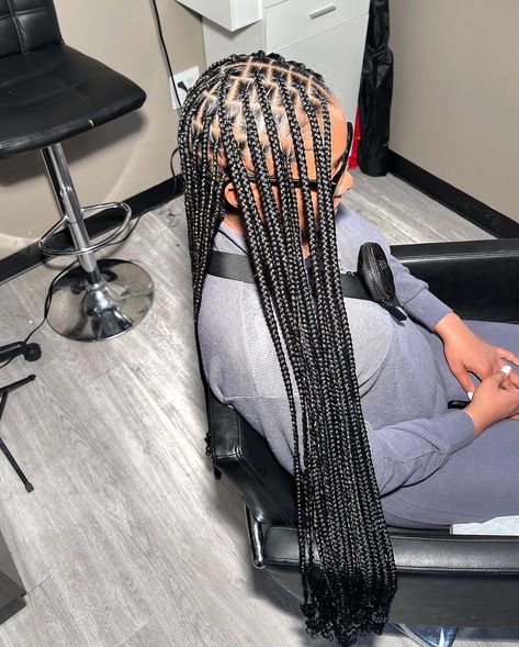 🌸When the small knotless are actually small knotlessing🥵 🌸Ready to learn how to braid?🧚‍♀️ 🌸 🌸Arri’s SchoolHouse and Arri’s Little Braid Book is here!🎓🎉 Ready to learn how do bussdown braids that are FULL and FLAT? Or do you just want to learn a solid parting foundation for any protective style? You’ll learn things like: - tucking color -triangle parts -brick layers -installing bohemian curls -and much more! 🌸style: small knotless 🌸add ons: lower butt length, curly ends 🌸Follow @Arri... Small Knotless Braids Curly Ends, Small Knotless With Curls, Bussdown Braids, Bohemian Curls, Triangle Parts, Small Knotless, How To Braid, Protective Style, Add Ons