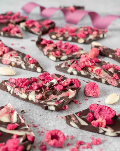 Raspberry Triple Chocolate Bark — A Vegan Visit Chocolate Swirls, Vegan White Chocolate, Chocolate Pairings, Raspberry Chocolate, Freeze Dried Raspberries, Vegan Dark Chocolate, Raspberry Recipes, Dried Raspberries, Melting White Chocolate