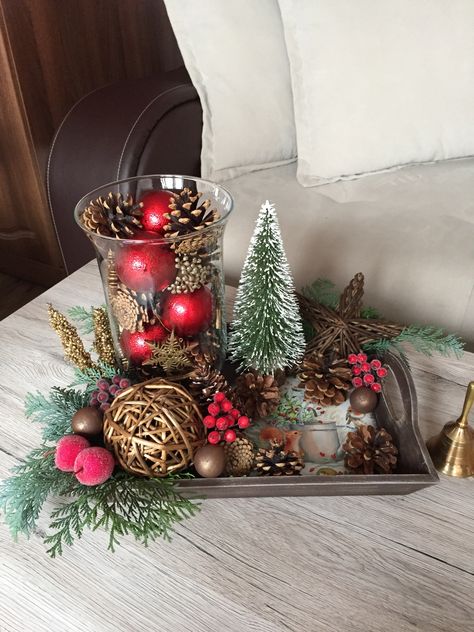 Christmas Trough Centerpiece, Christmas Centre Table Decor, Christmas Decor For End Table, Centerpieces For Christmas Table, Small Table Christmas Centerpiece, Christmas Vignettes Display, Christmas Tray Decor Ideas, Christmas Entry Table, Christmas Table Top Decor