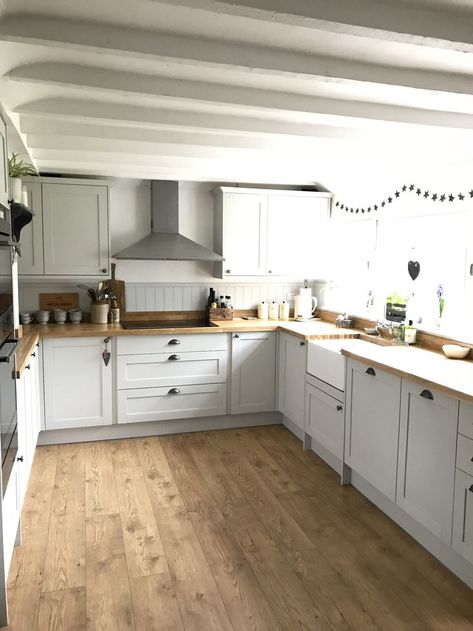 Thank you to @theoldforgecottage for sharing your lovely Allendale Dove Grey Kitchen. The Rustic Oak worktop and  Fast-Fit  V Groove Tawny Chestnut Oak flooring sets it off beautifully. For more inspiration, visit Howdens. Howdens Kitchens, Casa Country, Rustic Kitchen Decor, Grey Kitchens, Modern Farmhouse Kitchens, Kitchen Diner, Grey Kitchen, Decor Minimalist, Kitchen Remodel Idea