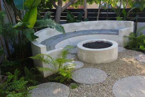 Fire Pit With Wall Seating, White Fire Pit Ideas Backyard, Stone Garden Seating, Semicircle Fire Pit Area, Circle Sitting Area Outside, Round Fire Pit Seating, Round Seating Area Garden, Round Fire Pit Ideas Backyard, Triangle Fire Pit