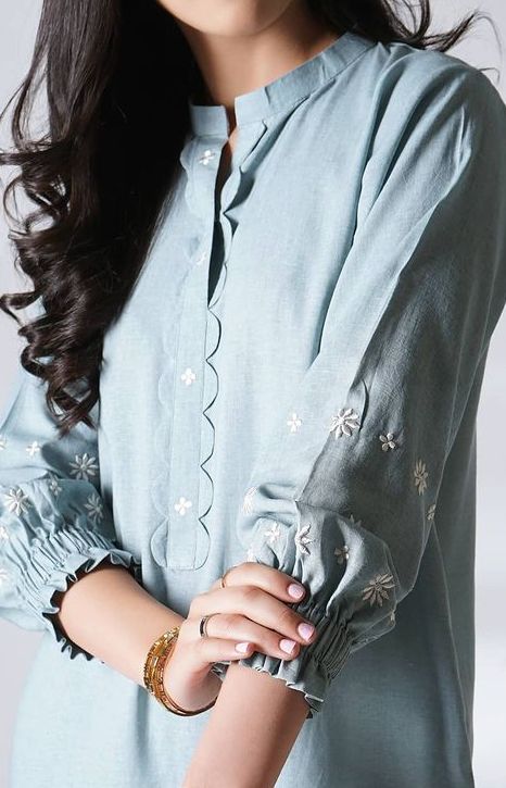 Lawn Neck Design, Trending Sleeves Design, Trending Sleeves, Neck Design Ideas, Ladies Kurti, Simple Kurti, Kurti Sleeves Design, Indian Salwar, Looks Pinterest