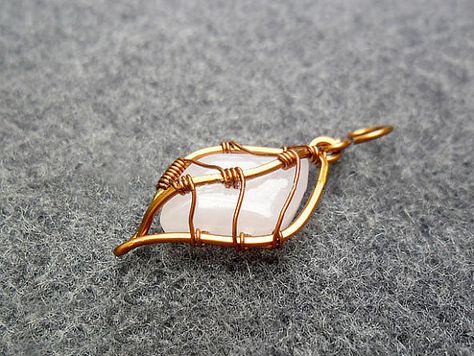 PRETTY LEAF pendant copper wire combined pink by MakeMyStyle Wire Jewerly, Wire Jewelery, Pretty Leaf, Wire Jewelry Making, Wire Jewelry Designs, Wire Wrapping Stones, Diy Wire Jewelry, Wire Necklace, Wire Work Jewelry