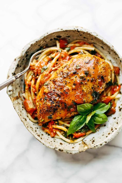 Garlic Basil Chicken with Tomato Butter Sauce - you won't believe that this real food recipe only requires 7 simple ingredients: chicken, pasta, garlic, olive oil, tomatoes, basil, butter. SO good! | pinchofyum.com. Garlic Basil Chicken, Chicken Basil Pasta, Tomato Butter Sauce, Pasta And Chicken, Resep Pasta, Tomato Butter, Basil Chicken, Butter Sauce, Linguine