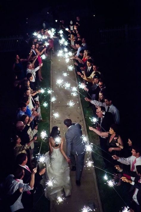 Animation de mariage chic Charleston Wedding Venues, Wedding Reception Food, Wedding Exits, Dream Destination Wedding, May Weddings, Personalized Wedding Favors, Ideal Wedding, Wedding Lights, Trendy Wedding