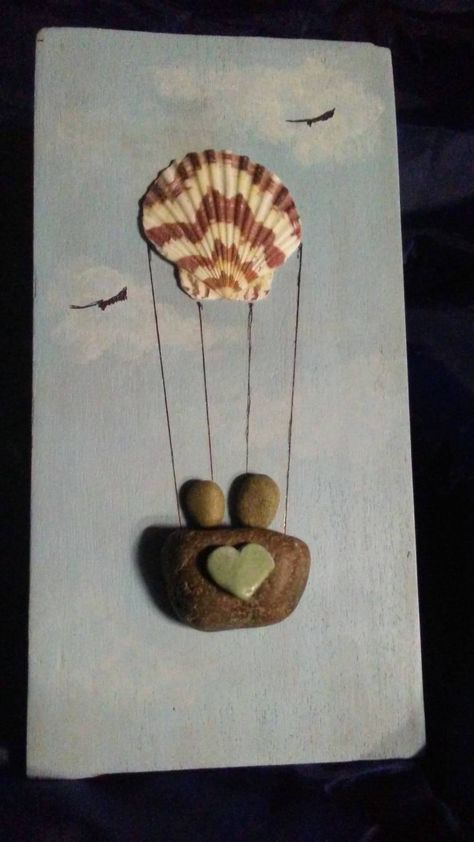 Beach Rock Art, Seashell Art Diy, Christmas Pebble Art, On The Wings Of Love, Stone Pictures Pebble Art, Driftwood Art Diy, Art Coquillage, Seashell Projects, Seashell Wall Art