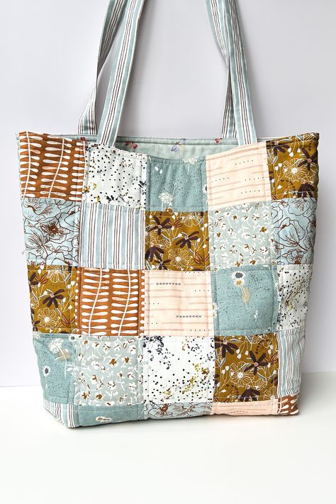 Perfect for the everyday! This tote is great for the farmers market, library, or weekend travel. Quilt Purse Pattern Free, Quilt Tote Bags Patterns, Patchwork Tote Bags Free Pattern, Bag Sewing Ideas, Homemade Tote Bags, Tote Bag Patterns To Sew, Patch Work Tote Bag, Quilted Tote Bags Tutorial, Sewing Tote Bags