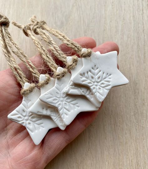 Set of 5/10/20 Petite White Embossed Polymer Clay Stars - Etsy Clay Christmas Decorations, Ceramic Christmas Decorations, Pottery Ornaments, Wedding Gift Tags, Christmas Clay, Clay Crafts Air Dry, Christmas Hanging, Navidad Diy, Clay Ornaments